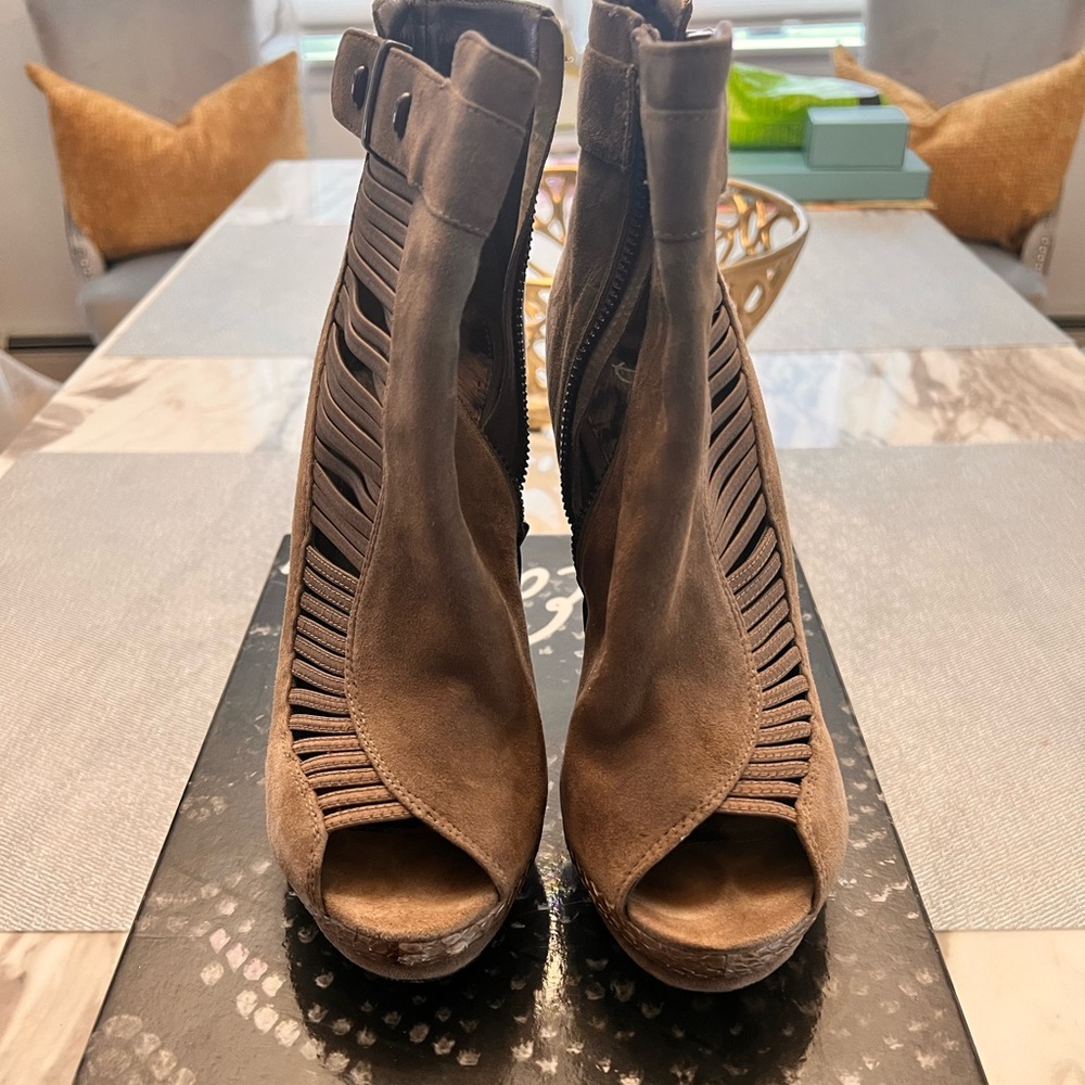 Womens platform peep-toe heel booty